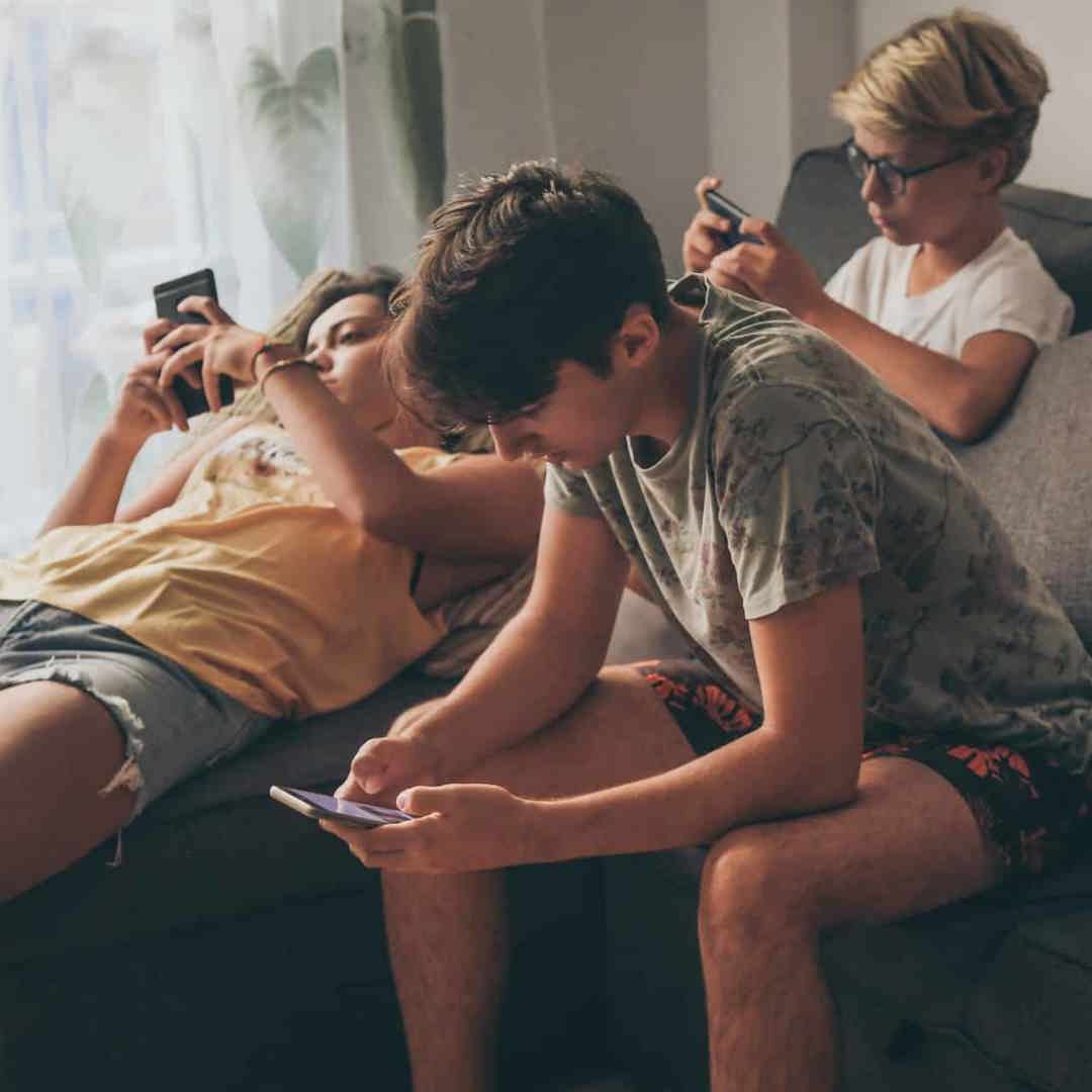 Tieners op smartphone: een handleiding om mee te praten met je tiener