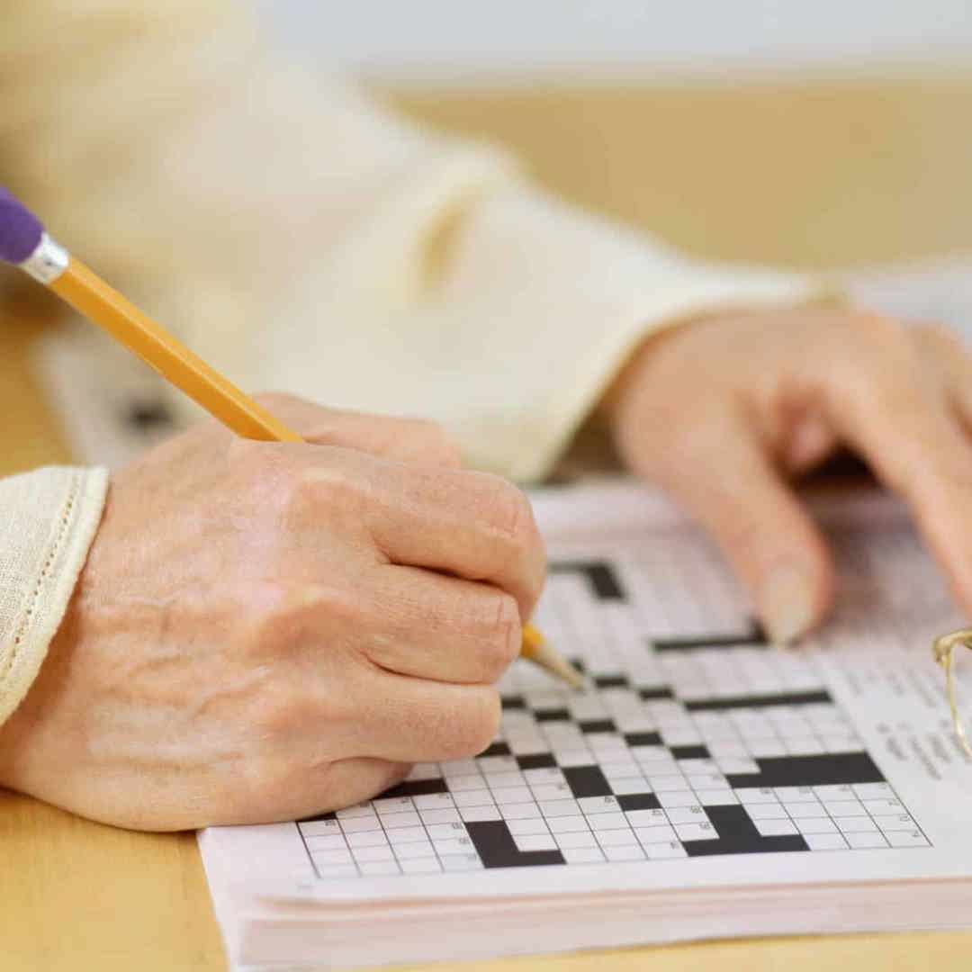 Vrouw puzzelt kruiswoordraadsel
